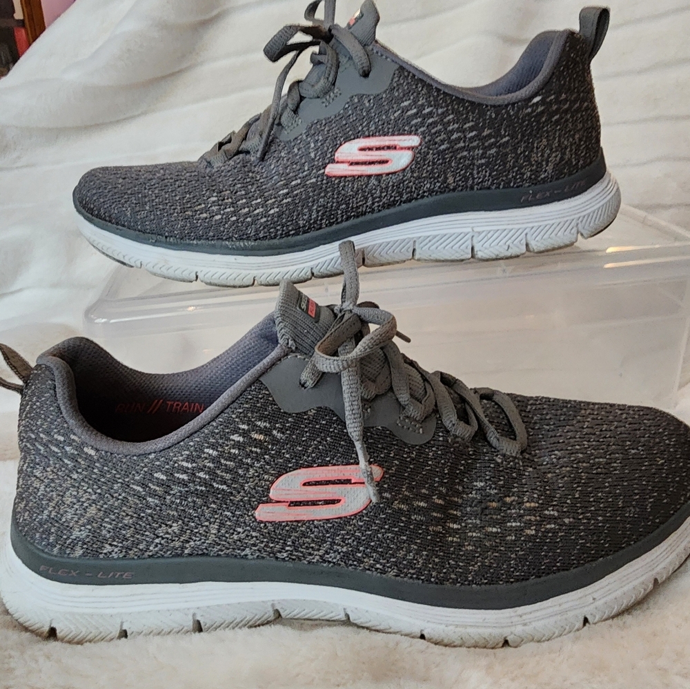 9W. Gently Worn Only a FewTimes. Skechers Women's Flex Appeal 4.0 Vivid Spirit